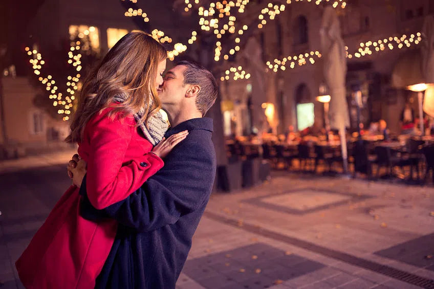 How to Propose During the Holiday Season: An Infographic