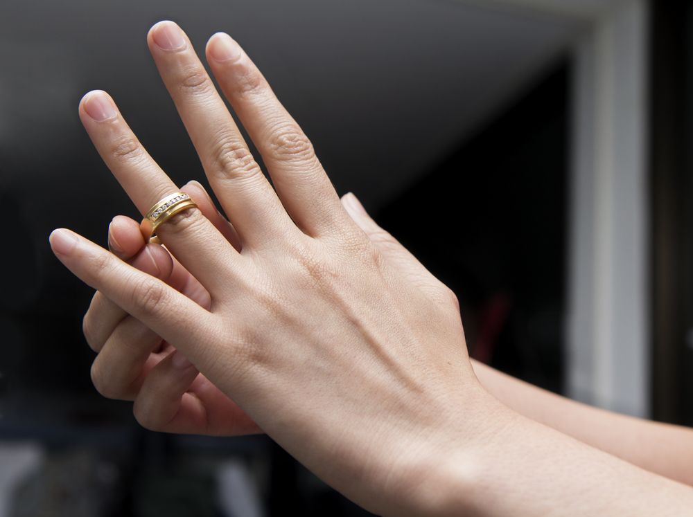 How Do You Find Her Ring Size Without Her Knowing?